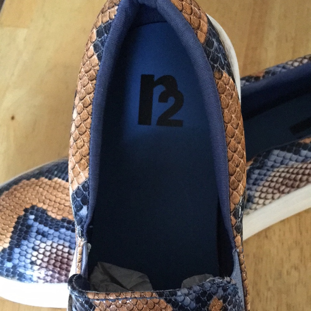 R2 Snakeskin Pattern Woman’s Slip-on’s, Size 9 - Picture 4 of 4